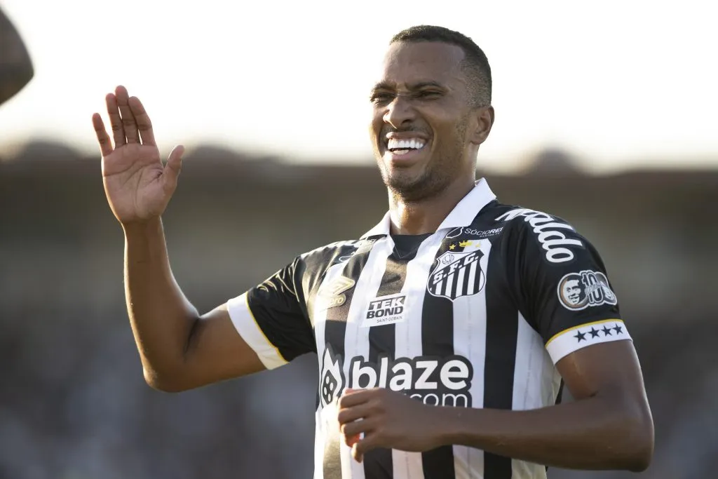 Foto: Jorge Rodrigues/AGIF – Lucas Braga segue fora do Santos
