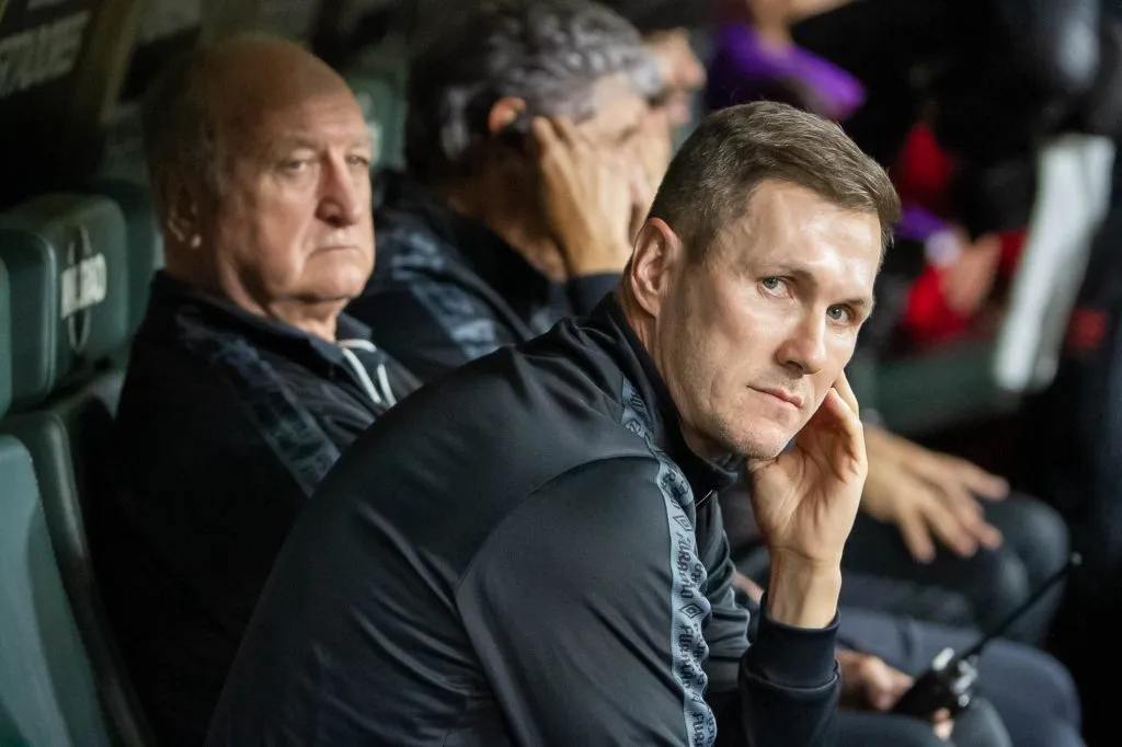Foto: Fernando Moreno/AGIF – Paulo Turra, atual técnico do Santos, ex-técnico do Athletico-PR, durante partida contra o America-MG no estadio Mineirao pelo campeonato BRASILEIRO A 2023.