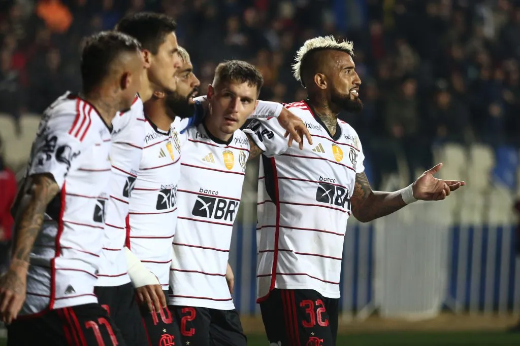 Gabigol jogador do Flamengo comemora seu gol com jogadores da sua equipe durante partida contra o Nublense no estadio Concepcion pelo campeonato Libertadores 2023. PhotoSport/AGIF