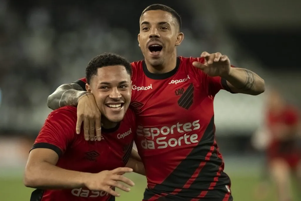 RJ – RIO DE JANEIRO – 31/05/2023 – COPA DO BRASIL 2023, BOTAFOGO X ATHLETICO-PR – Vitor Roque jogador do Athletico-PR comemora com Terans jogador da sua equipe durante partida contra o Botafogo no estadio Engenhao pelo campeonato Copa do Brasil 2023. Foto: Jorge Rodrigues/AGIF