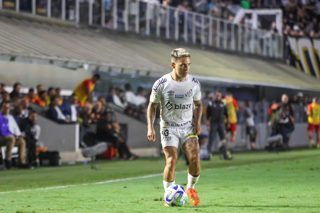 Foto: Fernanda Luz/AGIF – Soteldo deve esperar negociação com o Santos para ouvir propostas