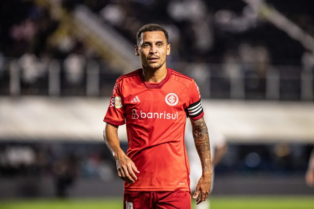 Alan Patrick jogador do Internacional durante partida contra o Santos no estadio Vila Belmiro pelo campeonato BRASILEIRO A 2023. Foto: Abner Dourado/AGIF