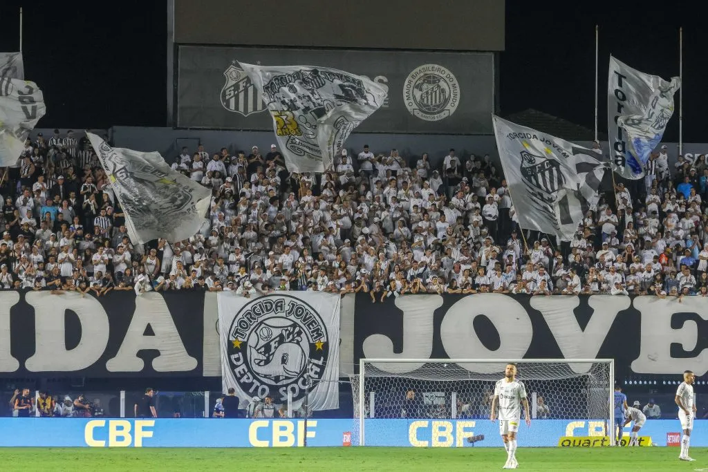 Foto: Fernanda Luz/AGIF – Torcida do Santos protesta na Baixada