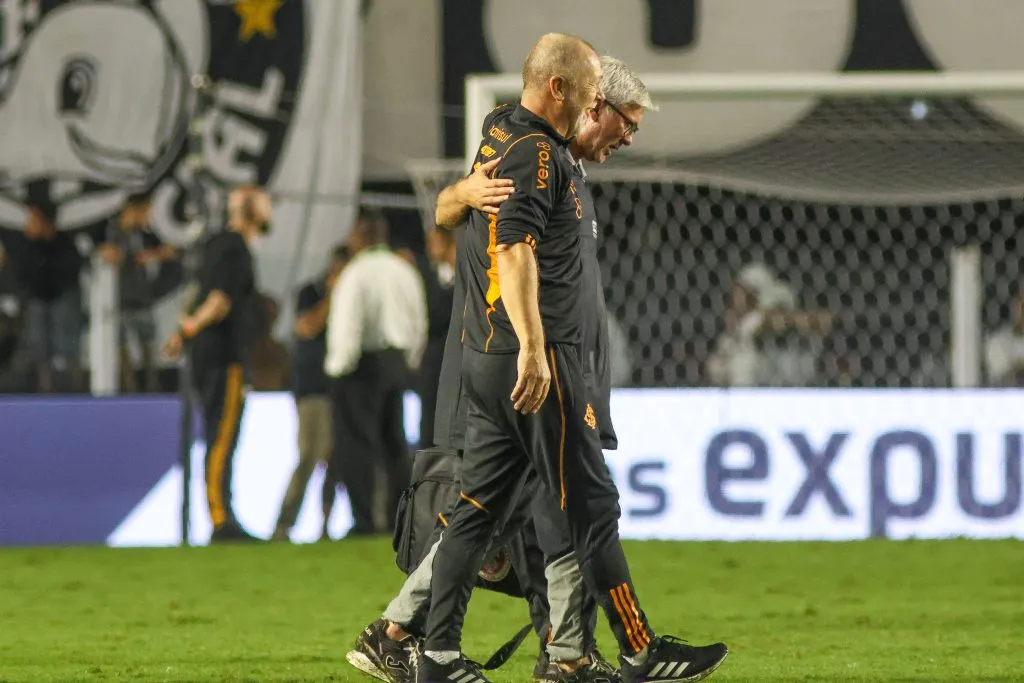 Foto: Fernanda Luz/AGIF – Odair Hellmann balança no Santos