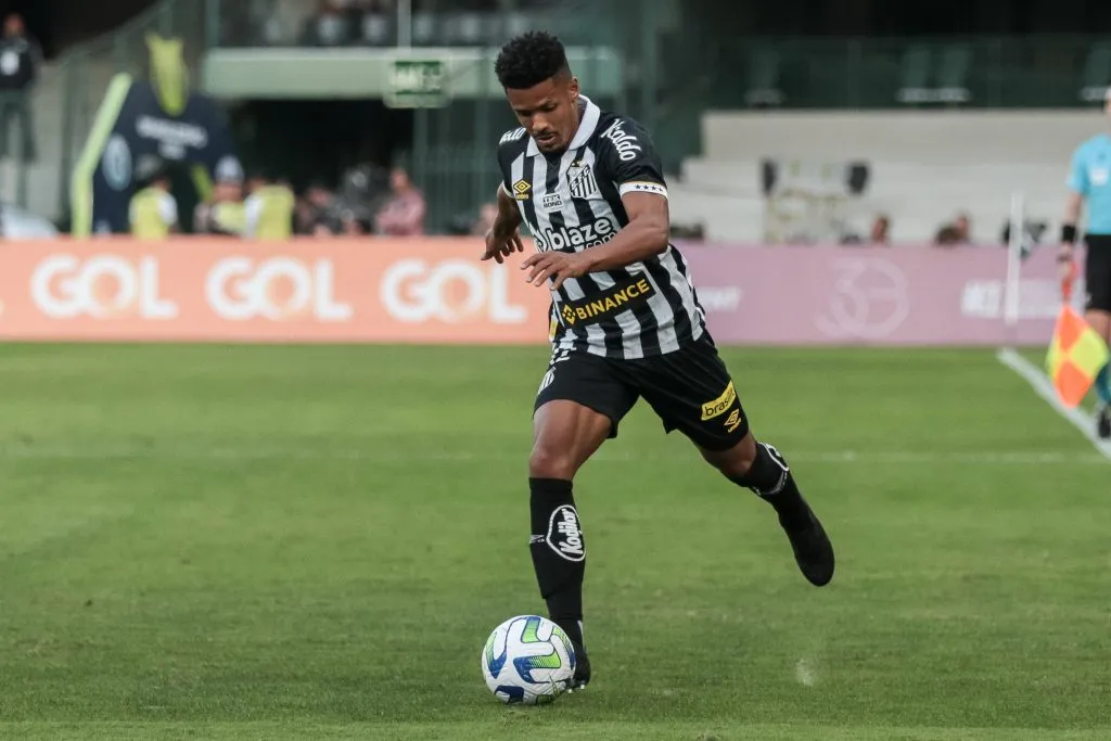 Gabriel Inocêncio, do Santos, em ação pela equipe – Foto: Robson Mafra/AGIF