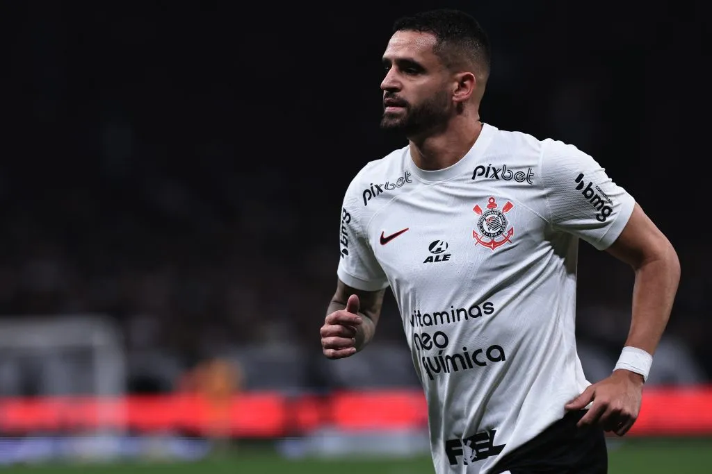 Foto: Ettore Chiereguini/AGIF – Renato Augusto sentiu lesão na panturrilha