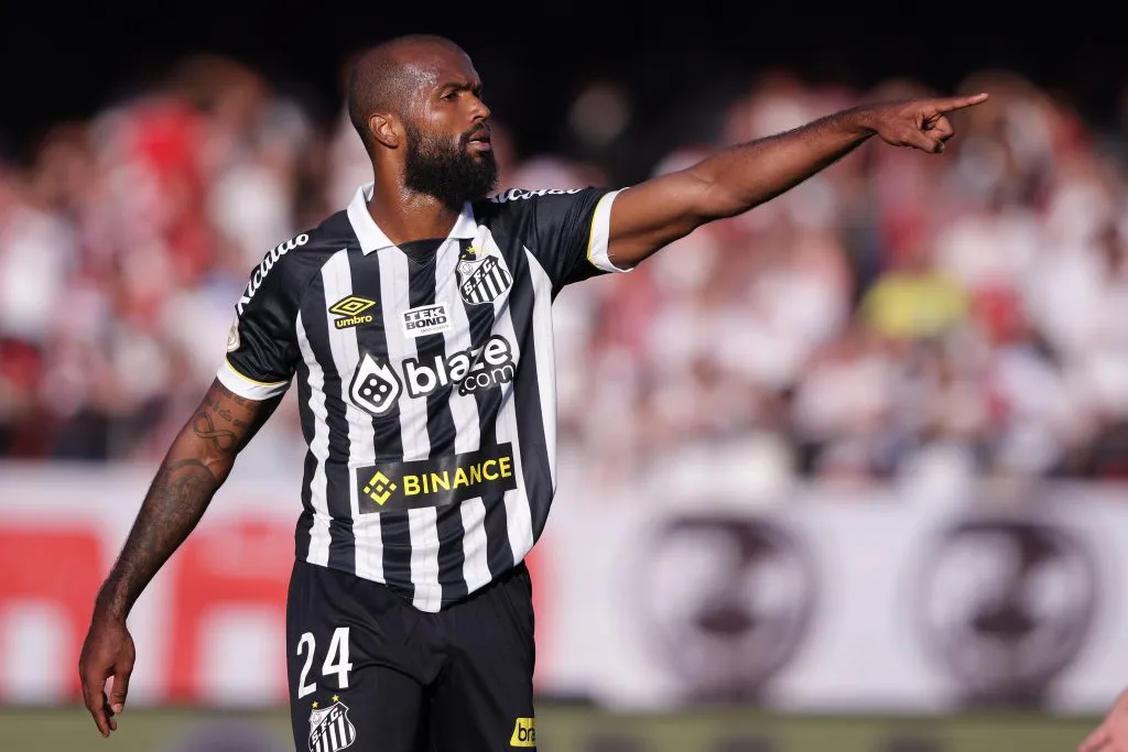 Messias em ação pelo Peixe. o defensor está pendurado, assim como Joaquim. Todo o cuidado é pouco na zaga do Santos no duelo contra o Goiás Foto: Ettore Chiereguini/AGIF