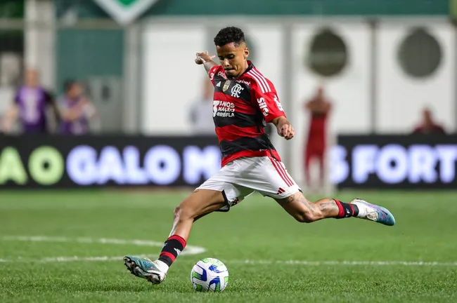 Allan, jogador do Flamengo, durante partida contra o Atletico-MG no estádio Independência pelo campeonato Brasileiro A 2023. Foto: Gilson Lobo/AGIF