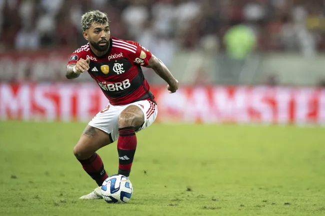 Foto: Jorge Rodrigues/AGIF – Gabigol é observado pelo Manchester United