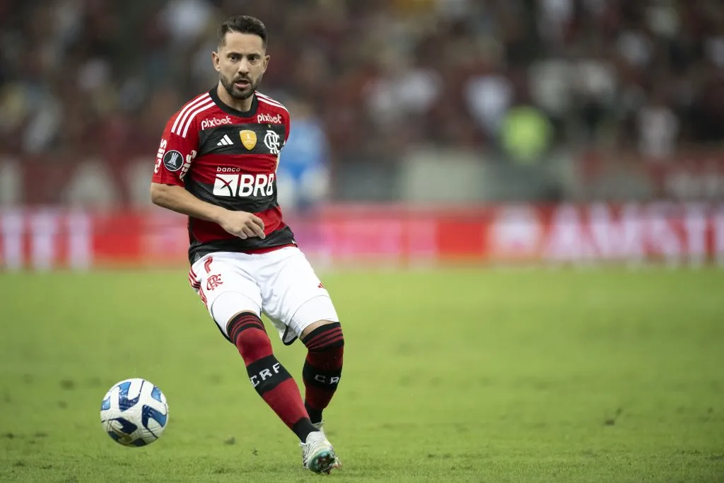 Everton Ribeiro em ação pelo Mengo. O camisa 7 pode deixar a Gávea para jogar no Internacional Foto: Jorge Rodrigues/AGIF
