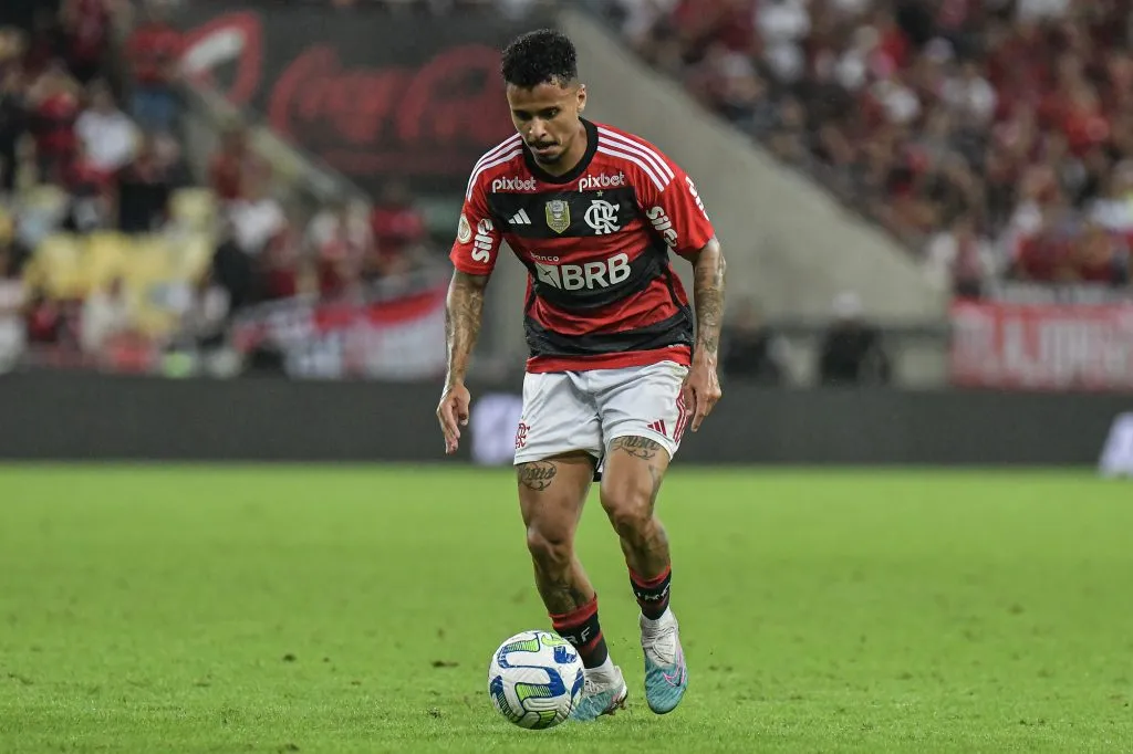 Allan jogador do Flamengo durante partida contra o Sao Paulo no estadio Maracana pelo campeonato Brasileiro A 2023. Thiago Ribeiro/AGIF