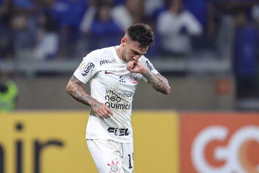 MG – BELO HORIZONTE – 19/08/2023 – BRASILEIRO A 2023, CRUZEIRO X CORINTHIANS – Gustavo Mosquito jogador do Corinthians comemora seu gol durante partida contra o Cruzeiro no estadio Mineirao pelo campeonato Brasileiro A 2023.  Foto: Gilson Lobo/AGIF