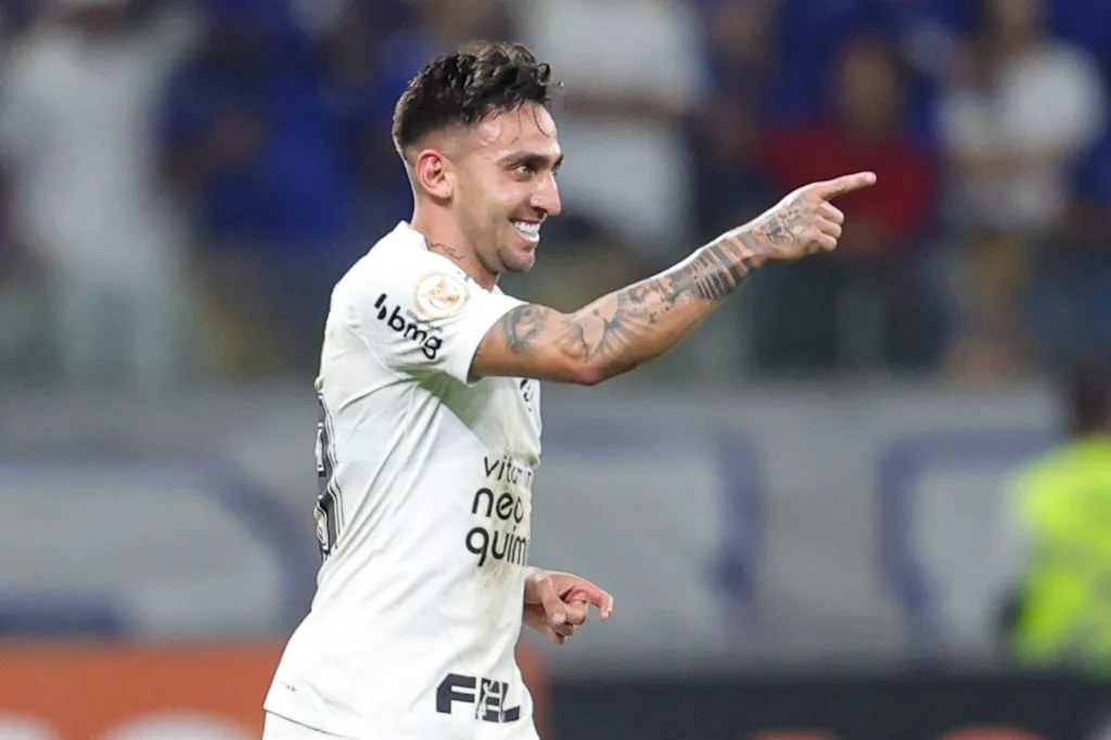 Gustavo Mosquito ventindo a camisa do Corinthians.  Foto: Gilson Lobo/AGIF