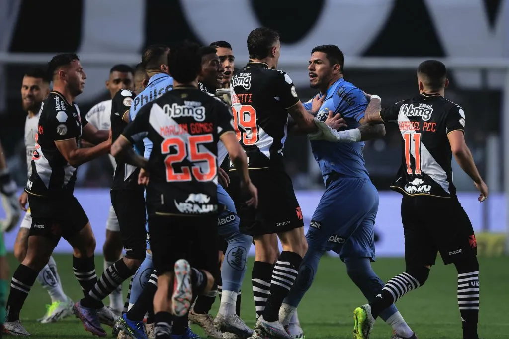 Na última vez que se enfrentaram, em 2023, o Santos venceu por 4 a 1 em partida marcada por confusão e briga contra o rebaixamento. Foto: Ettore Chiereguini/AGIF