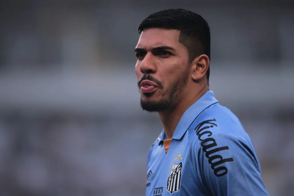 Joao Paulo goleiro do Santos durante partida contra o Vasco no estadio Vila Belmiro pelo campeonato Brasileiro A 2023. Foto: Ettore Chiereguini/AGIF
