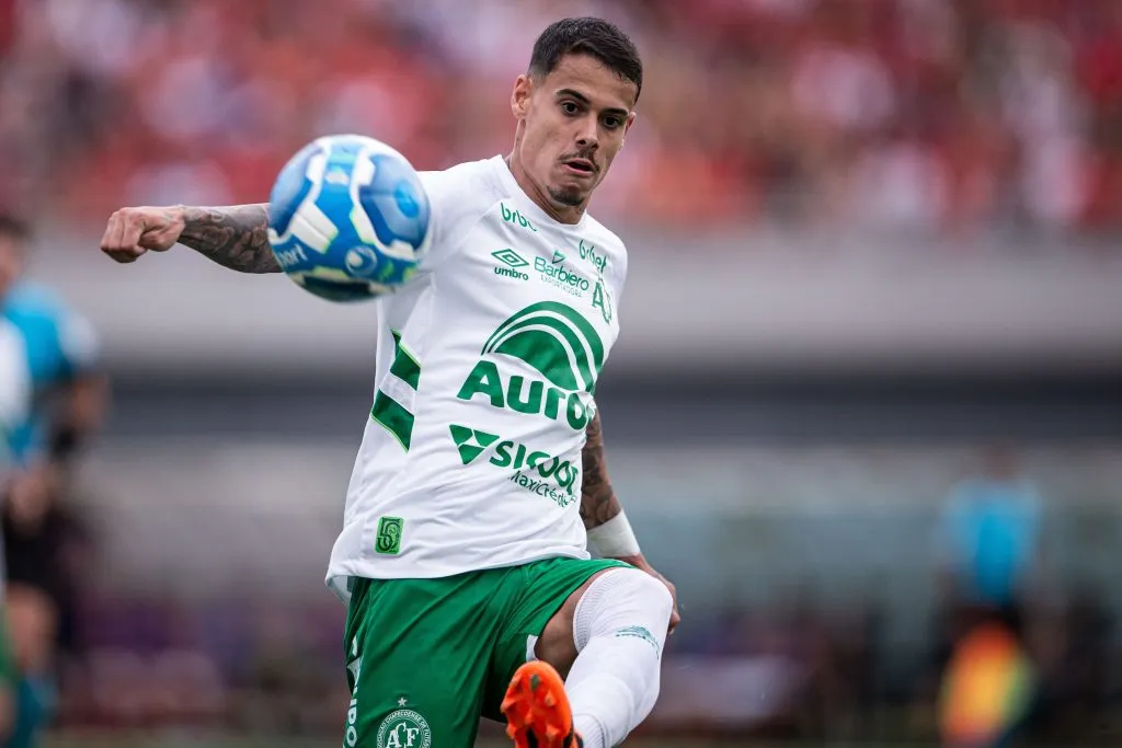 Lucas Freitas em ação pela Chape na Série B – Foto: Isabela Azine/AGIF