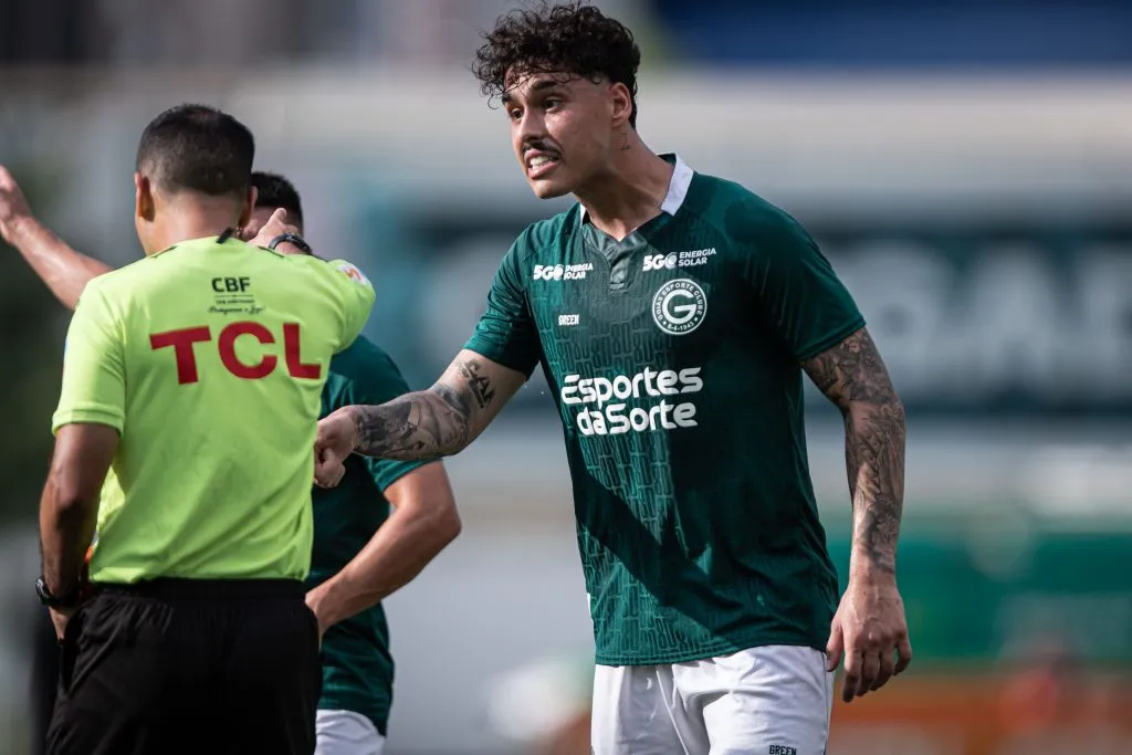 Foto: Heber Gomes/AGIF – Lucas Halter é titular do Goiás na Série A e interessa ao Mengão comandado por Tite