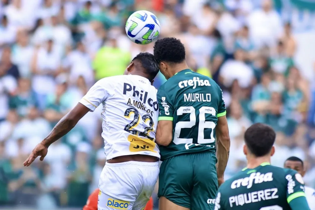 SP – BARUERI – 08/10/2023 – BRASILEIRO A 2023, PALMEIRAS X SANTOS – Murilo jogador do Palmeiras disputa lance com Morelos jogador do Santos durante partida no estadio Arena Barueri pelo campeonato Brasileiro A 2023. Foto: Marcello Zambrana/AGIF