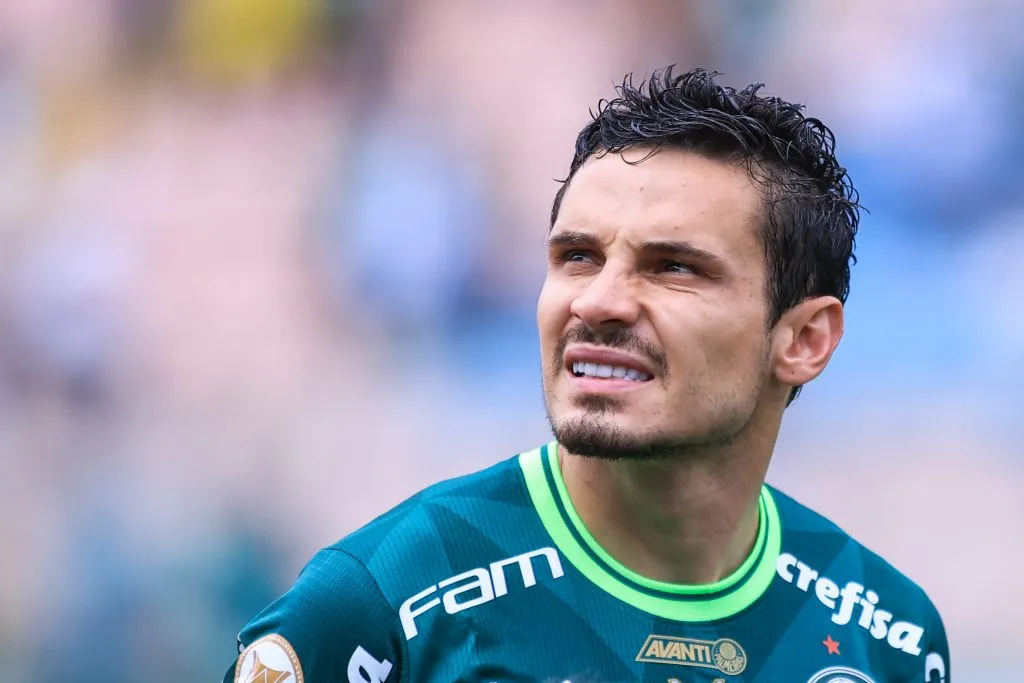 Veiga deve ser preservado por Abel contra o Botafogo-SP. Luis Guilherme assume sua função – Foto: Marcello Zambrana/AGIF