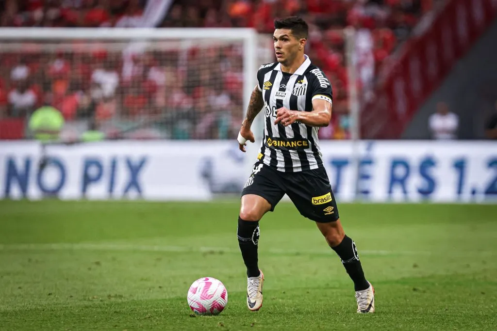 Rodrigo Fernandez jogador do Santos durante partida contra o Internacional no estadio Beira-Rio pelo campeonato Brasileiro A 2023. Foto: Maxi Franzoi/AGIF