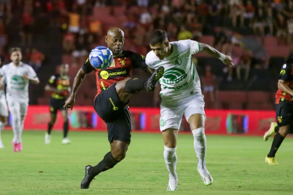 Vágner Love em ação contra a Chapecoense. Foto: Rafael Vieira/AGIF