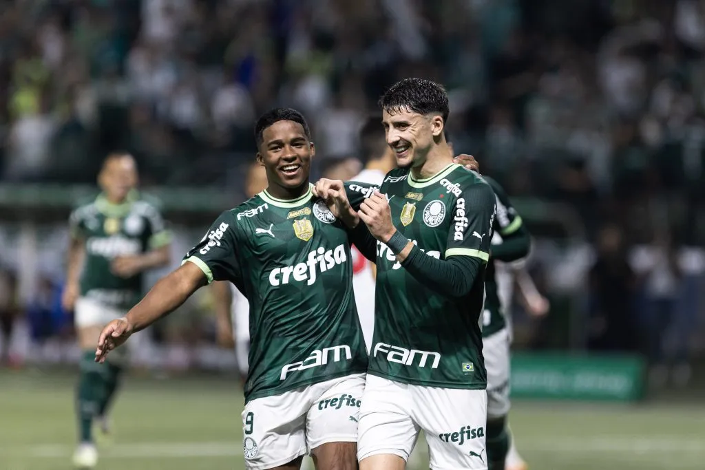 Piquerez comemorando gol com Endrick. Foto: Abner Dourado/AGIF