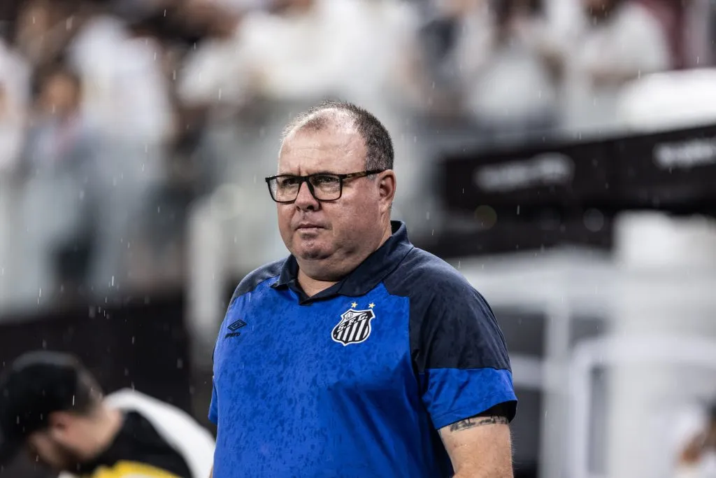 Foto: Abner Dourado/AGIF – Marcelo Fernandes tecnico do Santos durante partida contra o Corinthians no estadio Arena Corinthians pelo campeonato Brasileiro A 2023.