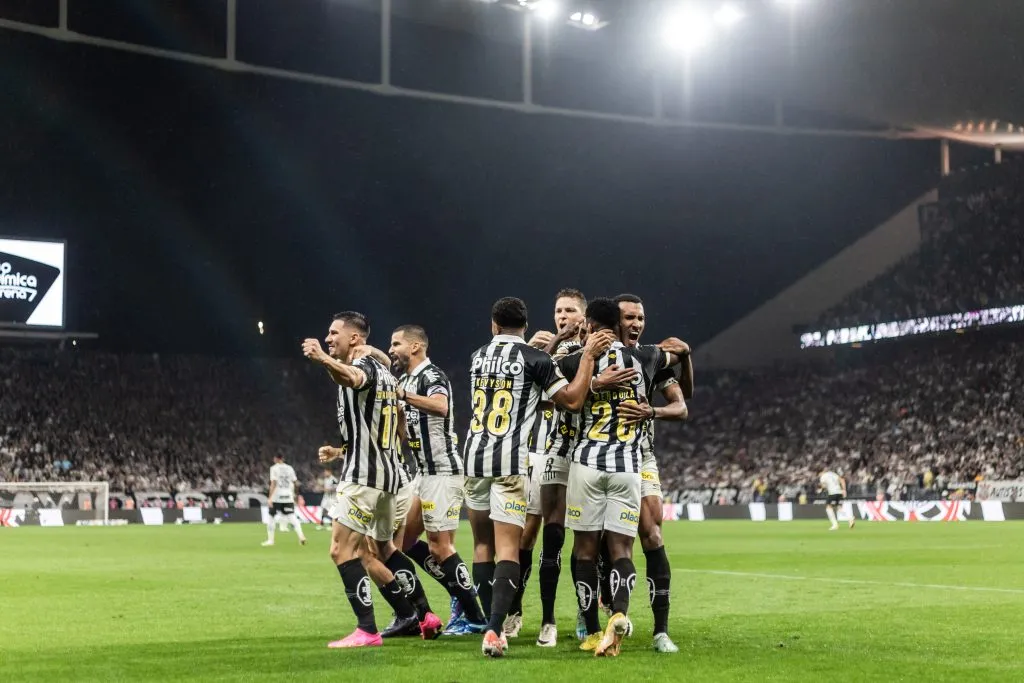 Jogadores do Santos comemoram o gol do empate contra o Corinthians no Campeonato Brasileiro – Foto: Abner Dourado/AGIF