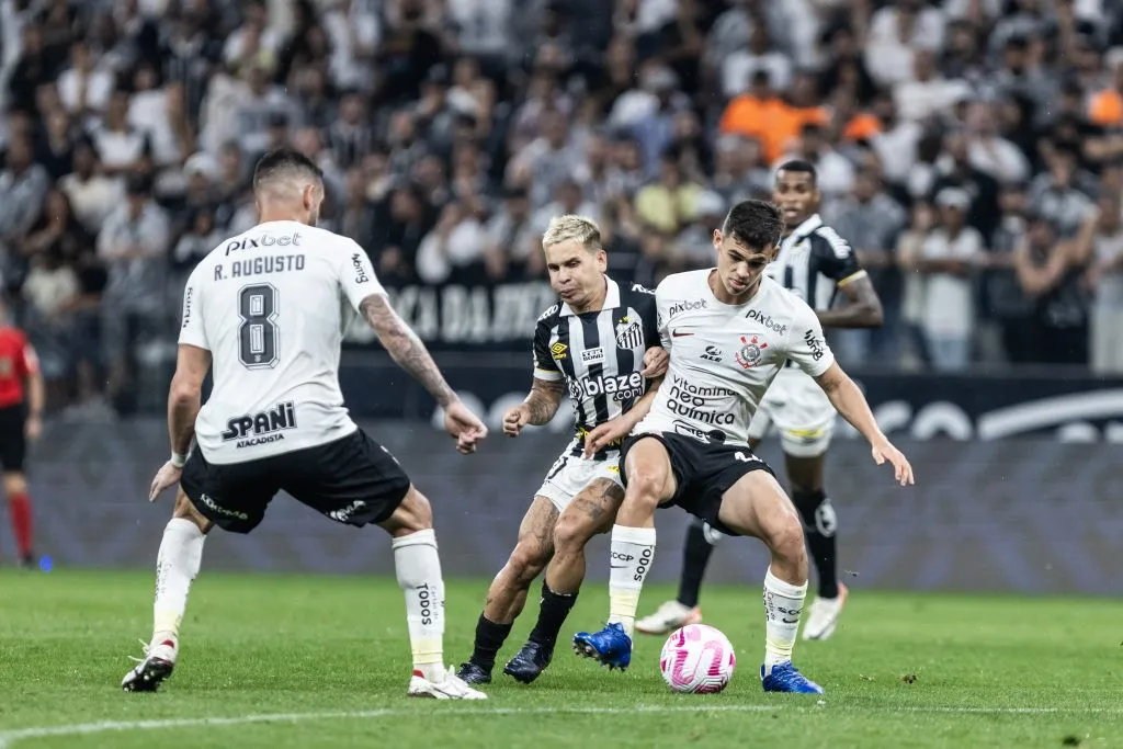 Gabriel Moscardo, jogador do Corinthians, disputa lance com Soteldo, jogador do Santos, durante partida na Arena Corinthians pelo Campeonato Brasileiro - Foto: Abner Dourado/AGIF