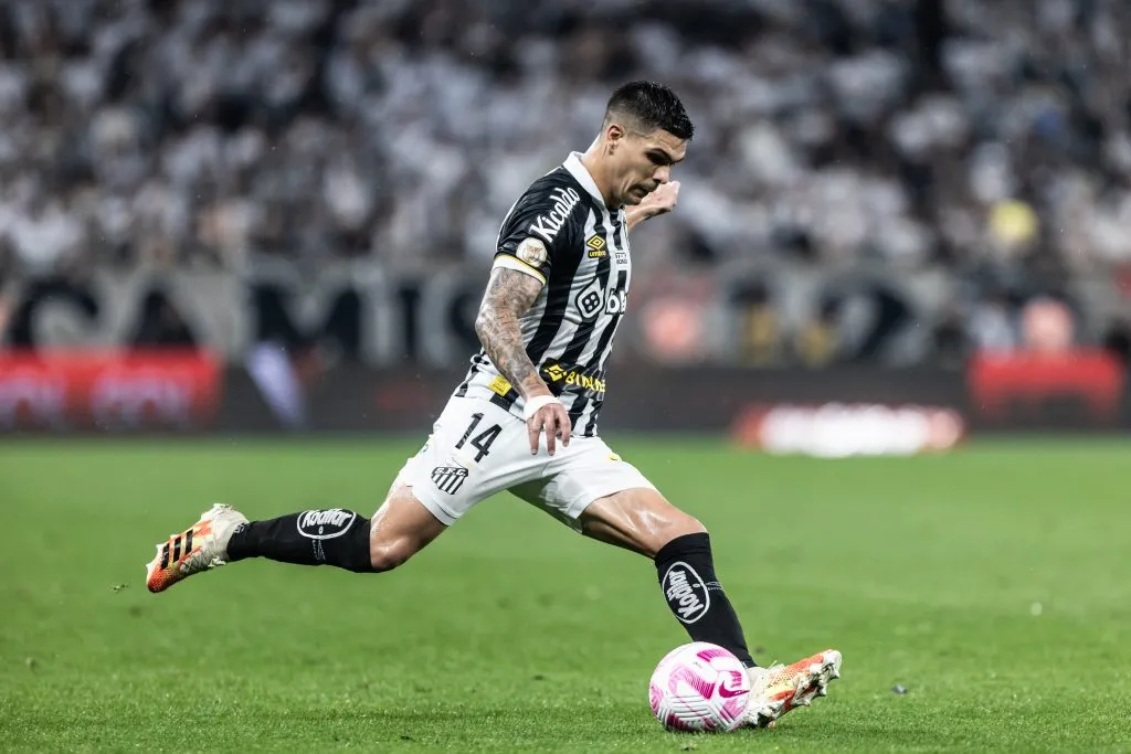 Rodrigo Fernández não vai jogar mais pelo Santos - Foto: Abner Dourado/AGIF.