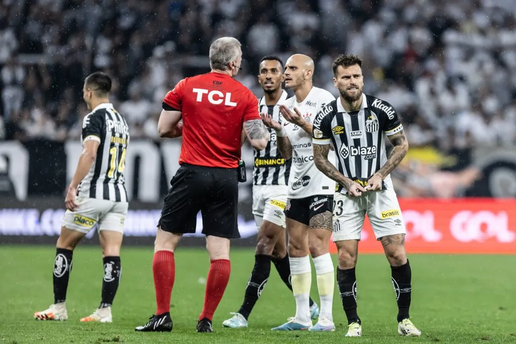 FUSP – SAO PAULO – 29/10/2023 – BRASILEIRO A 2023, CORINTHIANS X SANTOS – Lucas Lima jogador do Santos reclama com a arbitragem durante partida contra o Corinthians no estAdio Arena Corinthians pelo campeonato Brasileiro A 2023. Foto: Abner Dourado/AGIF