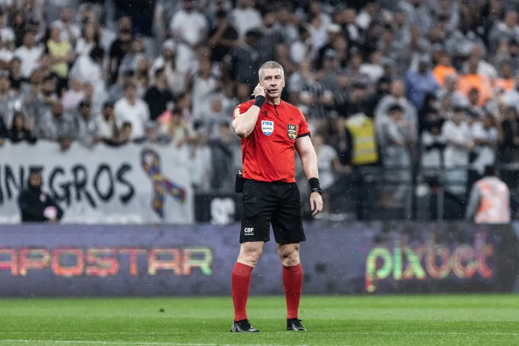 O arbitro Anderson Daronco precisou chamar o VAR porque estava com a visão encoberta no polêmico lance Foto: Abner Dourado/AGIF