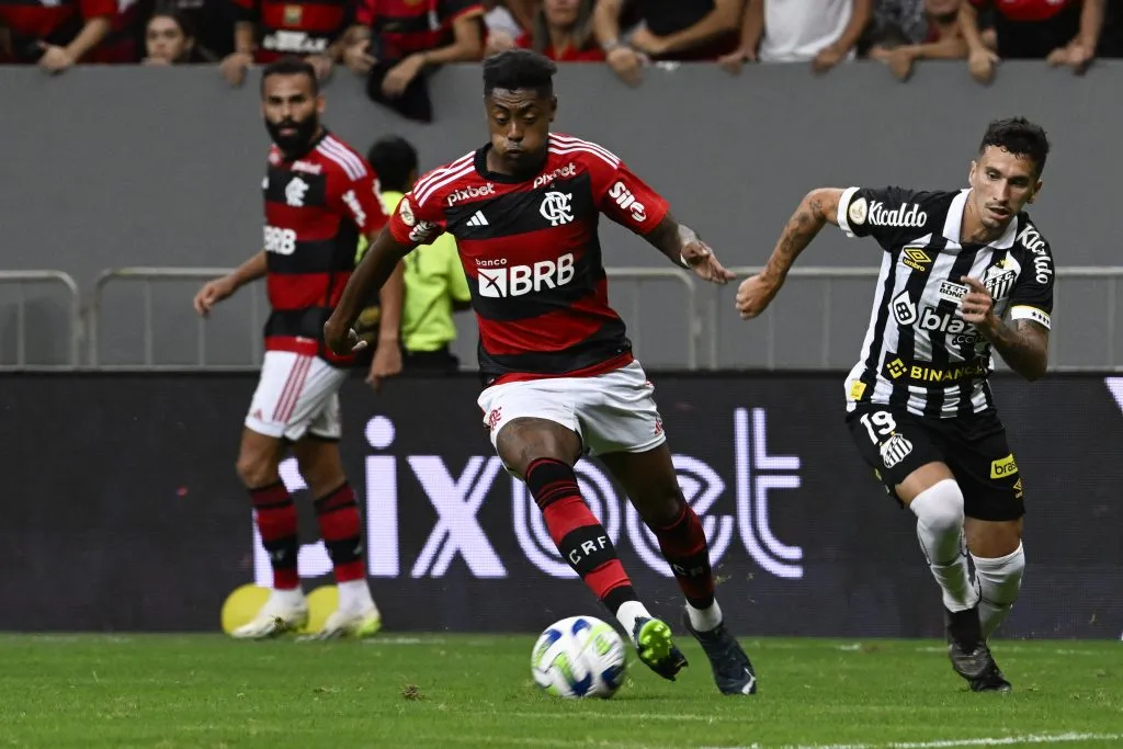 Bruno Henrique foi punido por ter forçado cartão amarelo em Flamengo x Santos em 2023, em Brasília. Foto: Mateus Bonomi/AGIF