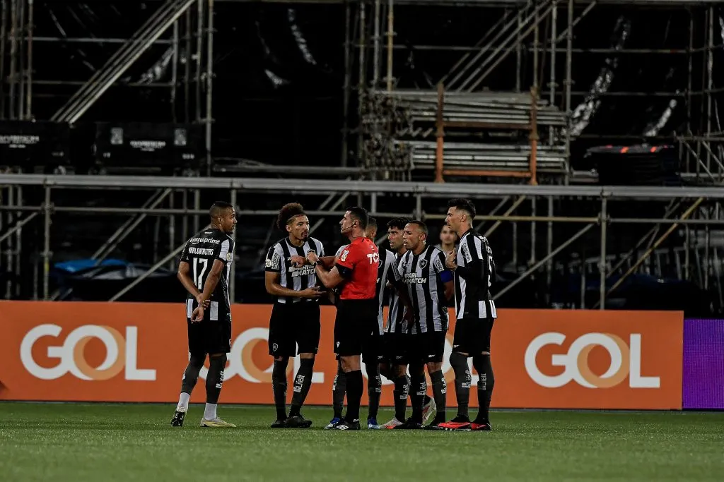 RJ – RIO DE JANEIRO – 01/11/2023 – BRASILEIRO A 2023, BOTAFOGO X PALMEIRAS – Adryelson jogador do Palmeiras recebe cartao vermelho do arbitro durante partida contra o Botafogo no estadio Engenhao pelo campeonato Brasileiro A 2023. Foto: Thiago Ribeiro/AGIF