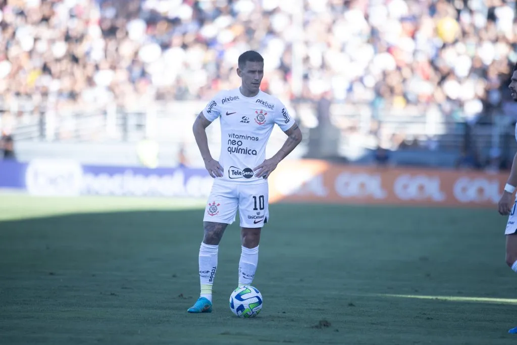 SP – BRAGANCA PAULISTA – 05/11/2023 – BRASILEIRO A 2023, BRAGANTINO X CORINTHIANS – Matias Rojas jogador do Corinthians durante partida contra o Bragantino no estadio Nabi Abi Chedid pelo campeonato Brasileiro A 2023. Foto: Fabio Moreira Pinto/AGIF