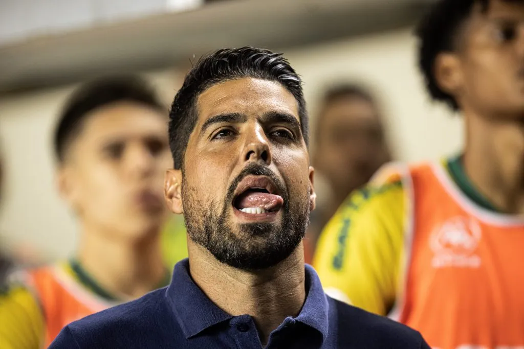 Antonio Oliveira tecnico do Cuiaba durante partida contra o Santos no estádio Vila Belmiro pelo campeonato Brasileiro A 2023. Foto: Abner Dourado/AGIF