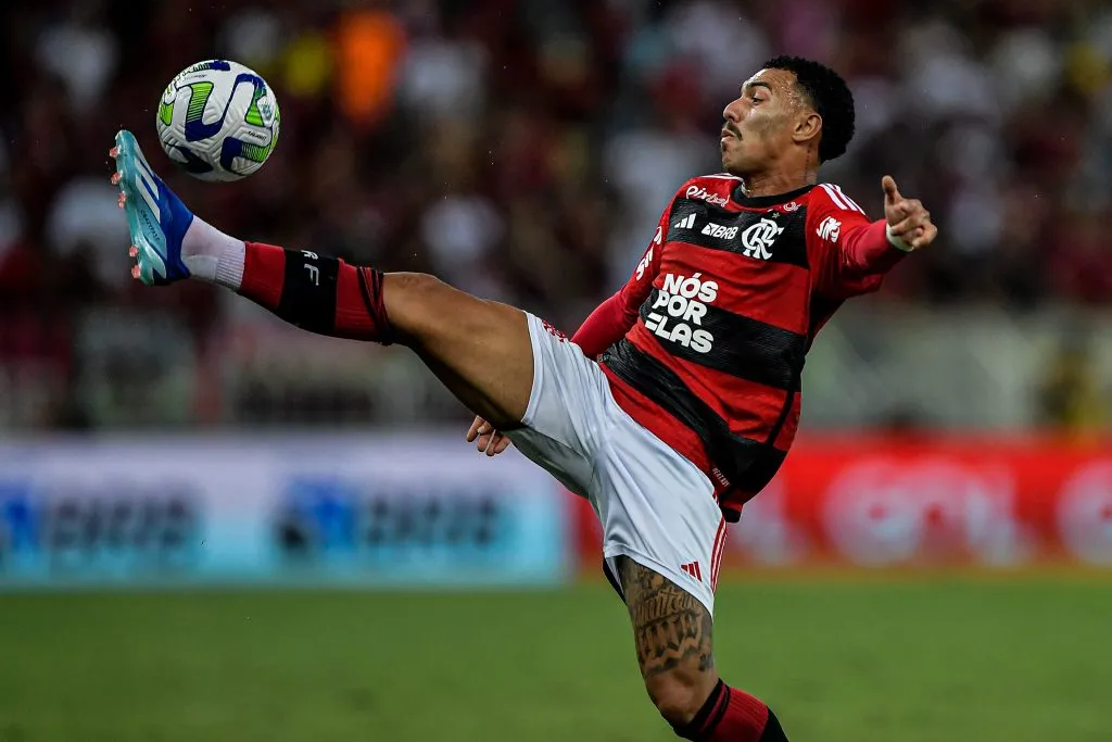 Matheuzinho em ação pelo Mengão. Os doi laterais do Mais Querido estão pendurados com dois cartões – Foto: Thiago Ribeiro/AGIF