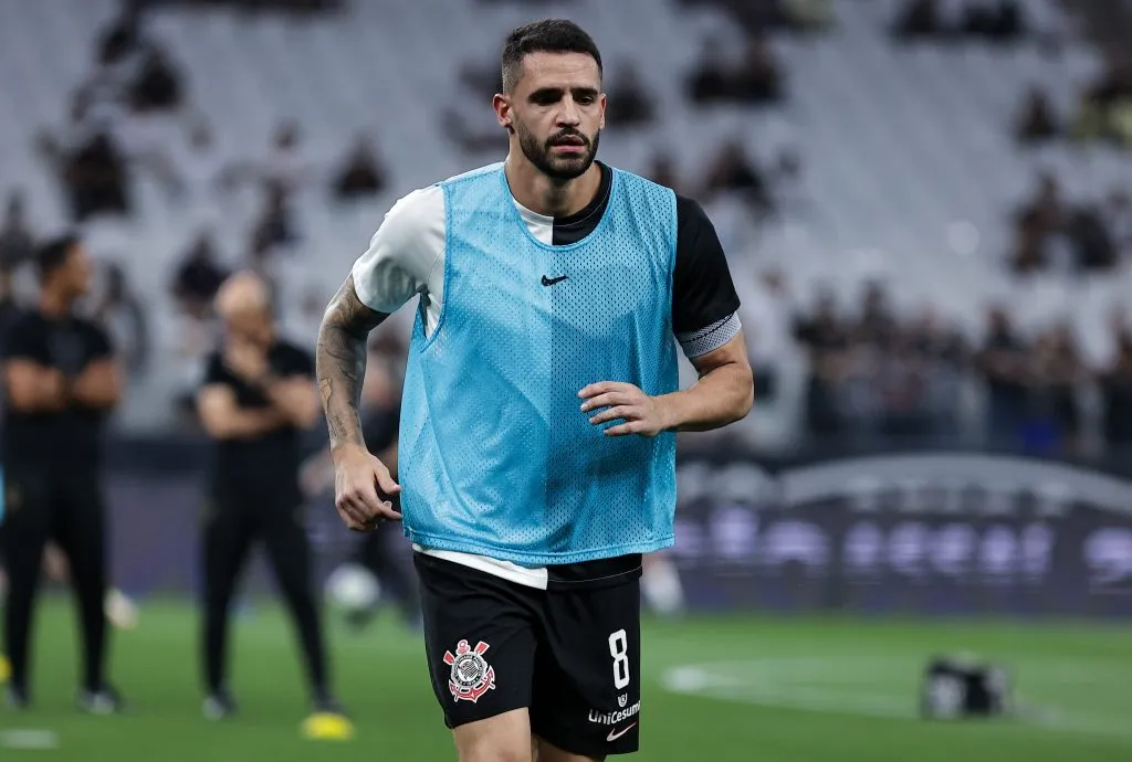 Renato Augusto, jogador do Corinthians, durante aquecimento antes da partida contra o Atlético-MG no estádio Arena Corinthians pelo campeonato Brasileiro A 2023. Foto: Fabio Giannelli/AGIF