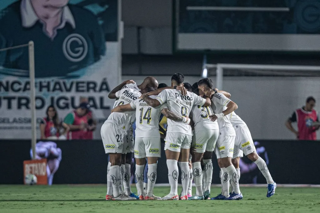 Jogadores do Santos durante duelo com o Goiás Foto: Heber Gomes/AGIF