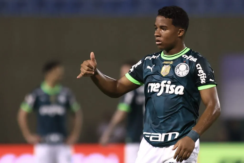 Endrick perdeu a cabeça no lance – Foto: Marcello Zambrana/AGIF.