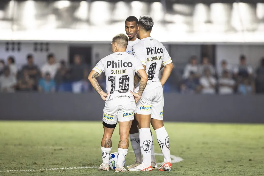 SP – SANTOS – 12/11/2023 – BRASILEIRO A 2023, SANTOS X SAO PAULO – Jean Lucas jogador do Santos durante partida contra o Sao Paulo no estadio Vila Belmiro pelo campeonato Brasileiro A 2023. Foto: Abner Dourado/AGIF
