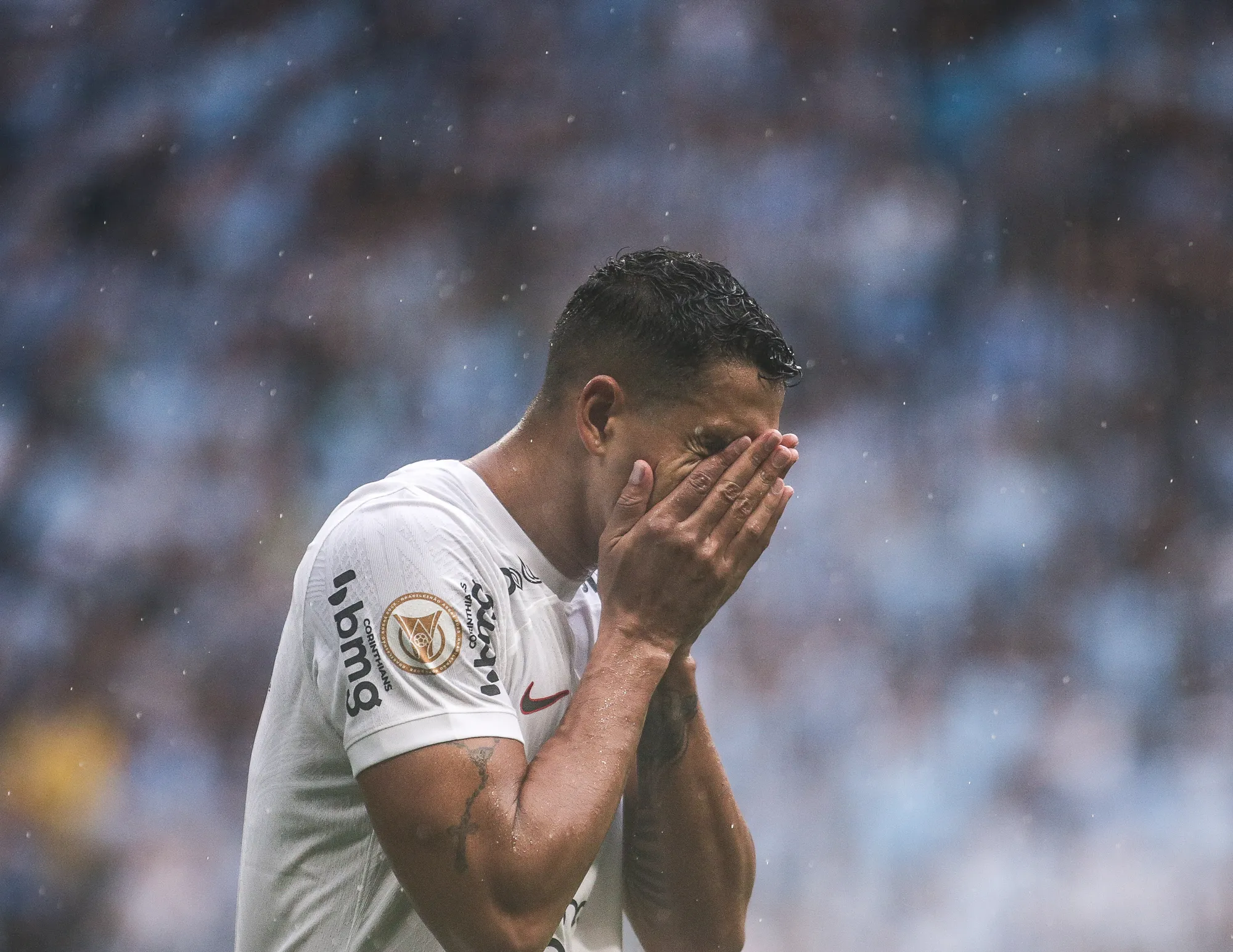 BA – PORTO ALEGRE – 12/11/2023 – BRASILEIRO A 2023, GREMIO X CORINTHIANS – Lucas Verissimo jogador do Corinthians lamenta durante partida contra o Gremio no estadio Arena do Gremio pelo campeonato Brasileiro A 2023. Foto: Giancarlo Santorum/AGIF