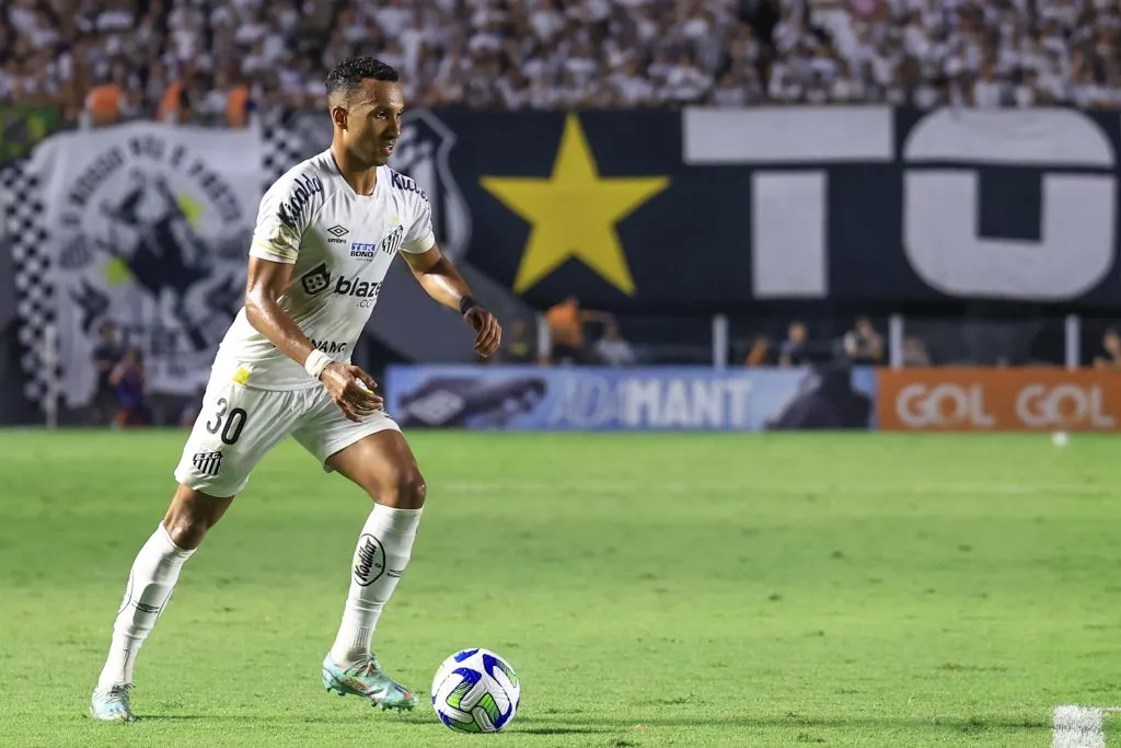 Lucas Braga pode ser mais um a deixar o Santos – Foto: Marcello Zambrana/AGIF