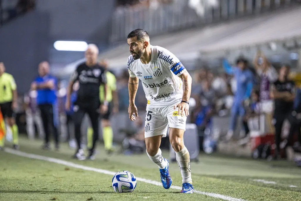 Rincón, do Santos, em partida contra o São Paulo, na Vila Belmiro – Foto: Abner Dourado/AGIF