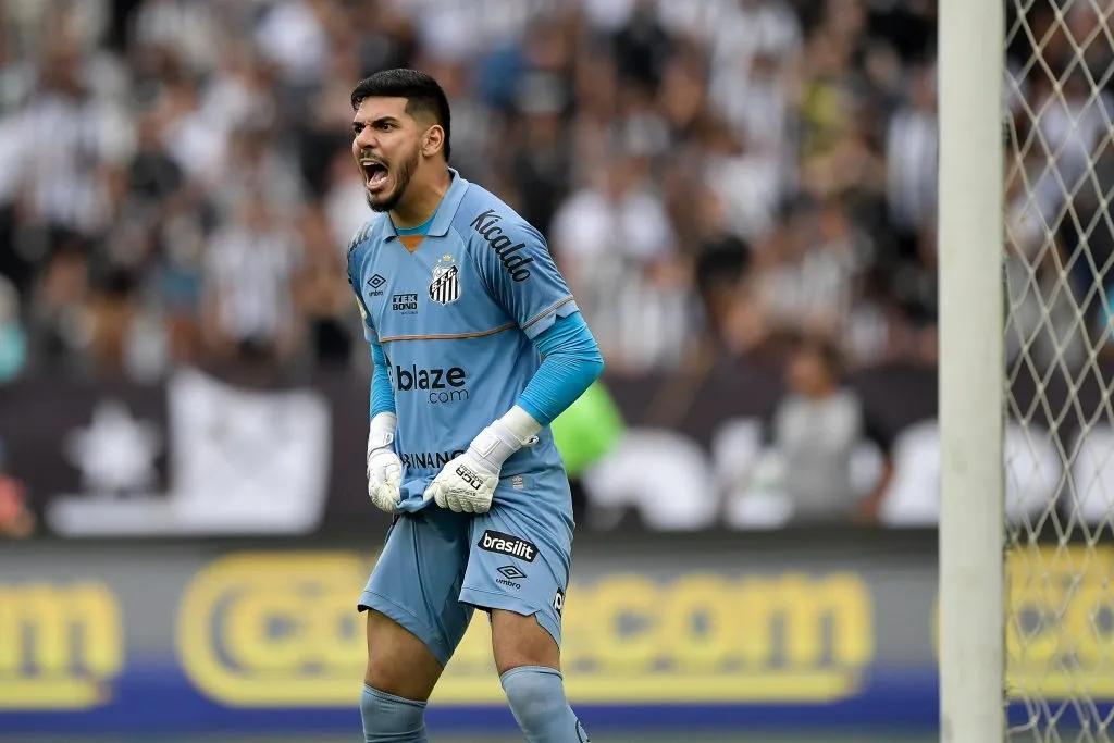 João Paulo, goleiro do Santos, durante partida contra o Botafogo no Engenhão pelo Campeonato Brasileiro - Foto: Thiago Ribeiro/AGIF