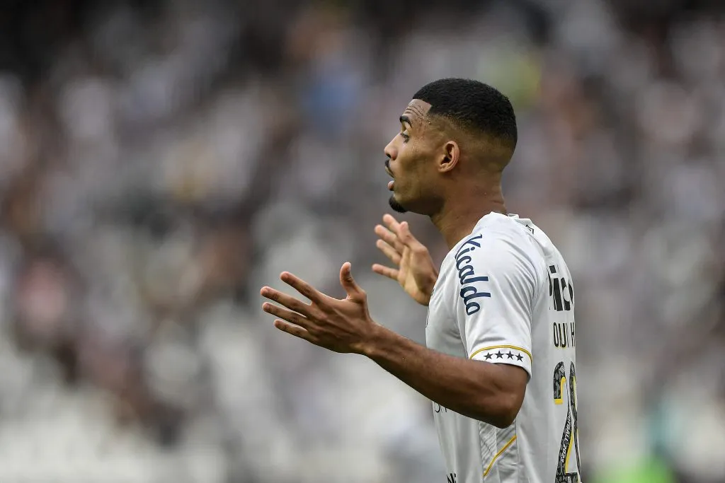 Joaquim jogador do Santos durante partida contra o Botafogo no estadio Engenhao pelo campeonato Brasileiro A 2023. Foto: Thiago Ribeiro/AGIF