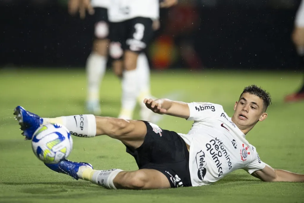 Gabriel Moscardo jogador do Corinthians durante partida contra o Vasco no estadio Sao Januario pelo campeonato Brasileiro A 2023. Jorge Rodrigues/AGIF
