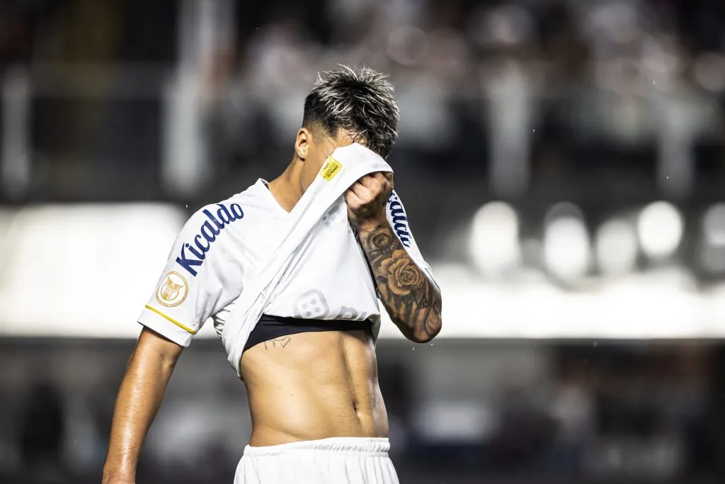 SP – SANTOS – 29/11/2023 – BRASILEIRO A 2023, SANTOS X FLUMINENSE – Marcos Leonardo jogador do Santos lamenta durante partida contra o Fluminense na Vila Belmiro pelo Brasileiro A 2023 – Foto: Abner Dourado/AGIF