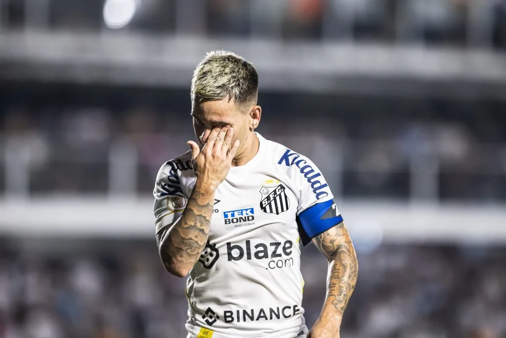 SP – SANTOS – 29/11/2023 – BRASILEIRO A 2023, SANTOS X FLUMINENSE – Soteldo jogador do Santos lamenta durante partida contra o Fluminense no estadio Vila Belmiro pelo campeonato Brasileiro A 2023. Foto: Abner Dourado/AGIF