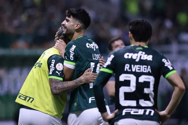 Jose Lopez jogador do Palmeiras comemora seu gol com jogadores do seu time durante partida contra o America-MG no estadio Arena Allianz Parque pelo campeonato Brasileiro A 2023. Foto: Marcello Zambrana/AGIF